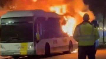 حريق ضخم يلتهم حافلة جماهير برشلونة قبل مواجهة دوري الأبطال